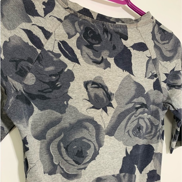 ๐5/$20๐Suzy Shier Floral Gray T-Shirt - Picture 5 of 6